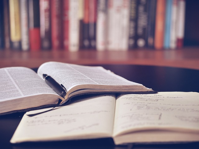 Essentiële schoolbenodigdheden: van boeken en rugzakken tot pennen en laptops Essentiële schoolbenodigdheden: van boeken en rugzakken tot pennen en laptops