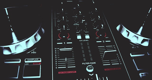 Essentiële dj-gear: van draaitafels en mixers tot geluidssystemen en luidsprekers Essentiële dj-gear: van draaitafels en mixers tot geluidssystemen en luidsprekers