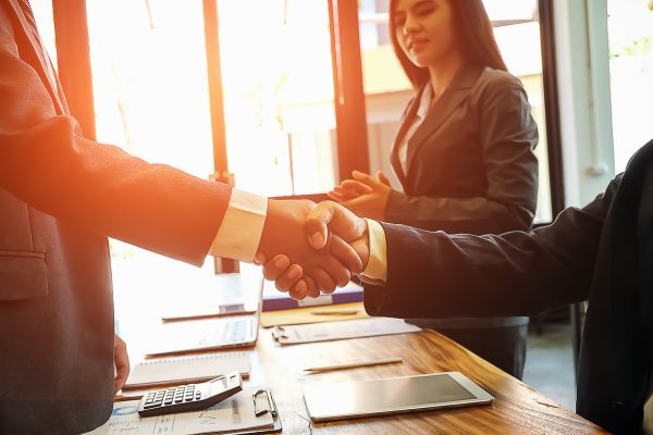 Comment l’intelligence artificielle révolutionne le monde des affaires