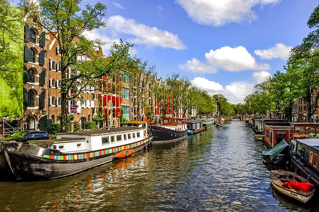Een verkenning van Amsterdamse architectuur: van visie tot verwezenlijking Een verkenning van Amsterdamse architectuur: van visie tot verwezenlijking