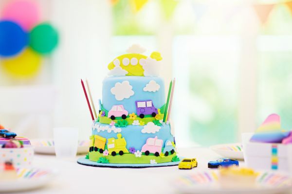 So planen Sie eine Kindergeburtstagsparty mit Rennwagen-Motto