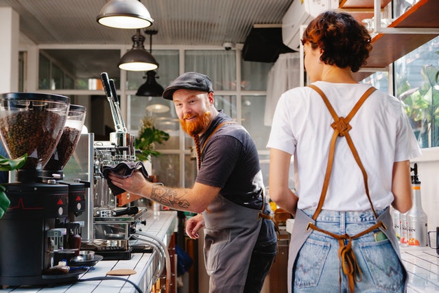 Welke veiligheidsschoen heb ik nodig voor in de horeca?