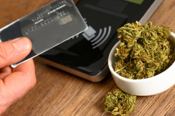 Gruppe lehnt „Notverkauf“ des in Schwierigkeiten geratenen Cannabis-Einzelhändlers Fire & Flower ab