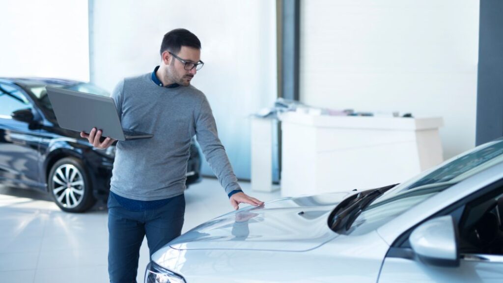 Une enquête auprès des employés de Tesla qualifie Elon Musk de “tyran inaccessible” qui licencie les gens “à cause de son ego”