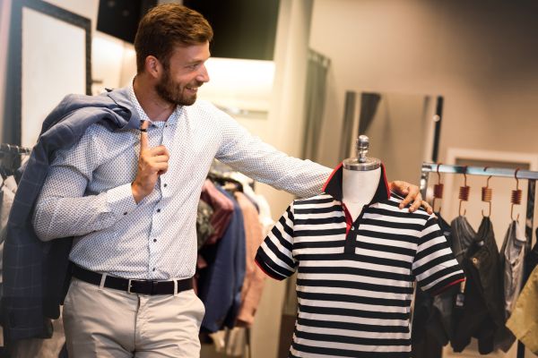 Wie man Turnschuhe mit Schneiderei trägt