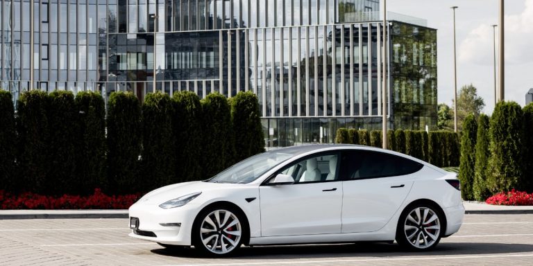 Kosten van opladen en onderhoud van Tesla-auto’s in Nigeria
