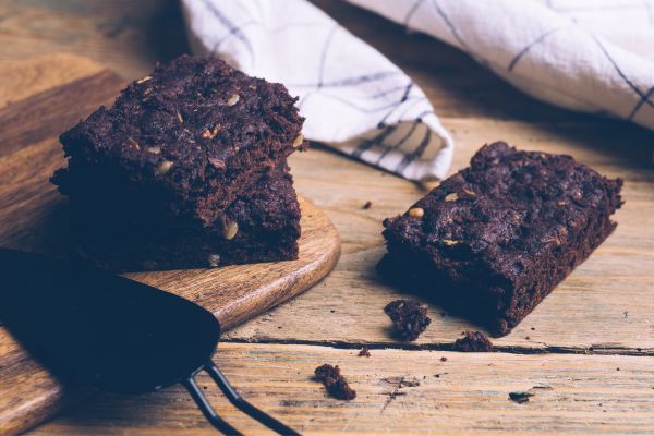 Vegane Bananen-Brownies ohne Mehl • Bakerita