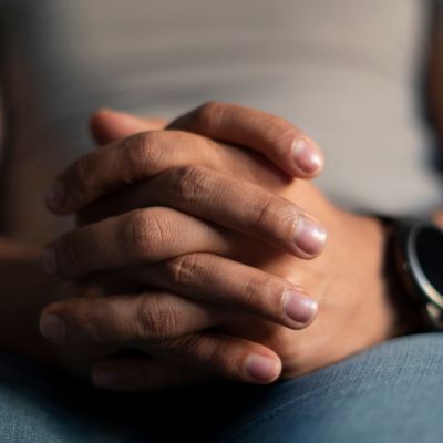 Jemanden spüren, der nicht wirklich da ist: Was ist gefühlte Präsenz?