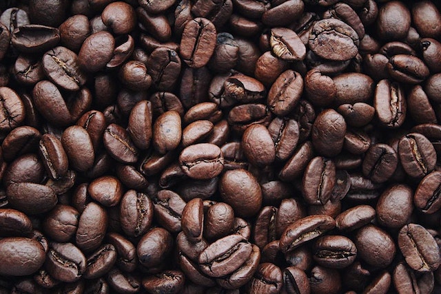 De kunst van koffiebonen kopen: gebrand versus vers gebrand