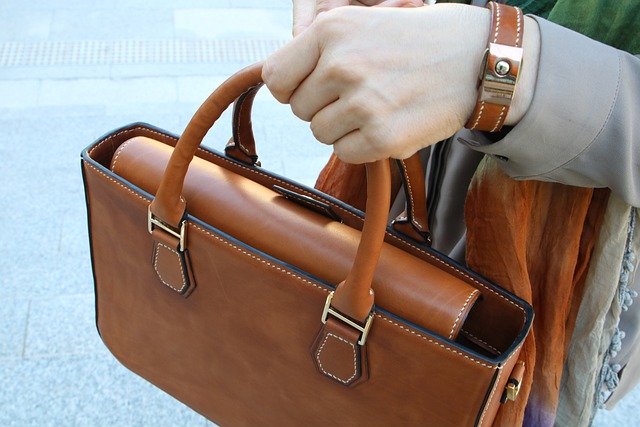 Ontdek de wereld van handtassen: soorten, productie, trends en onderhoud Ontdek de wereld van handtassen: soorten, productie, trends en onderhoud