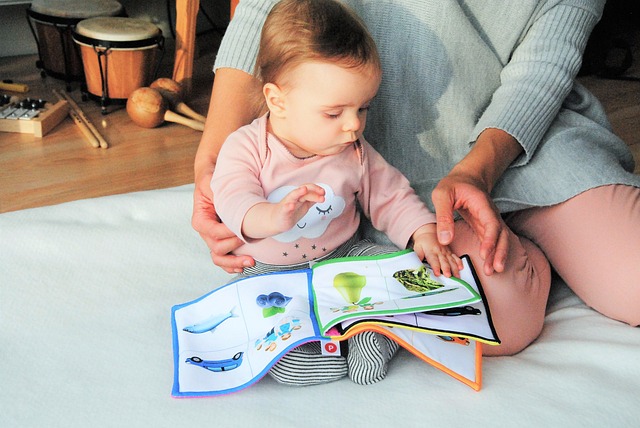 Het ultieme overzicht van baby speelgoed: van rammelaars en tummy-time matten tot schommels en educatieve spelletjes Het ultieme overzicht van baby speelgoed: van rammelaars en tummy-time matten tot schommels en educatieve spelletjes