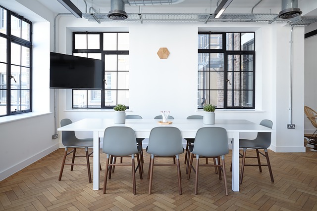 Naar een efficiëntere werkplek: ergonomische bureaustoelen, duurzaam kantoormeubilair, georganiseerde kantooropslag en essentiële schrijfwaren Naar een efficiëntere werkplek: ergonomische bureaustoelen, duurzaam kantoormeubilair, georganiseerde kantooropslag en essentiële schrijfwaren
