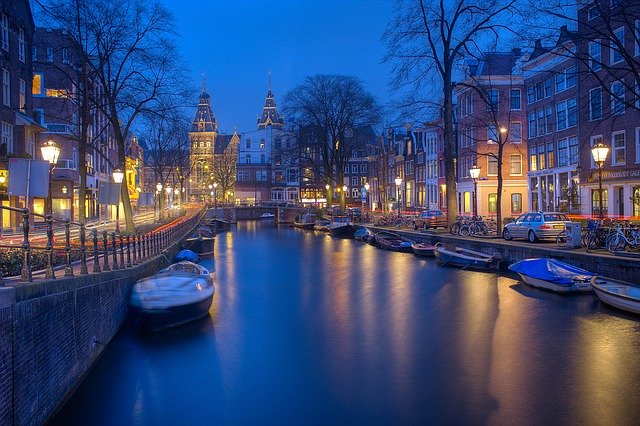 Hoe besteden de toeristen hun dag in Amsterdam?