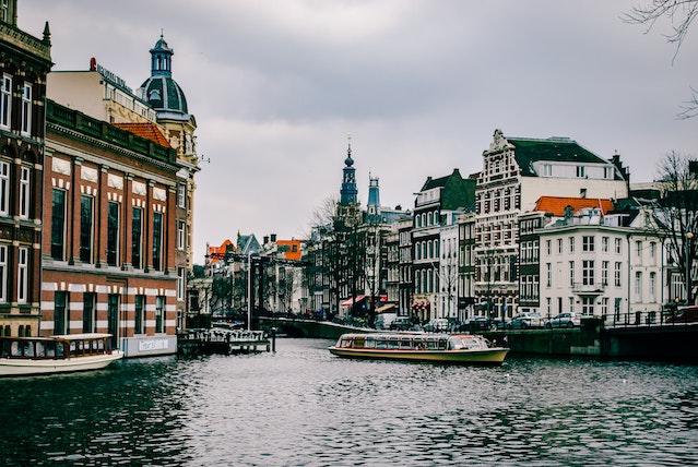 Onvergetelijke Rondvaart door Amsterdam: Geschiedenis, Bezienswaardigheden en Meer