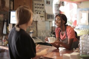 Lees meer over het artikel Waarom zijn horeca werkschoenen cruciaal voor jouw werkplezier?