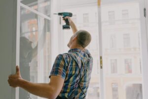 Lees meer over het artikel Eenvoudige gids: Hoe monteer je rolgordijnen?
