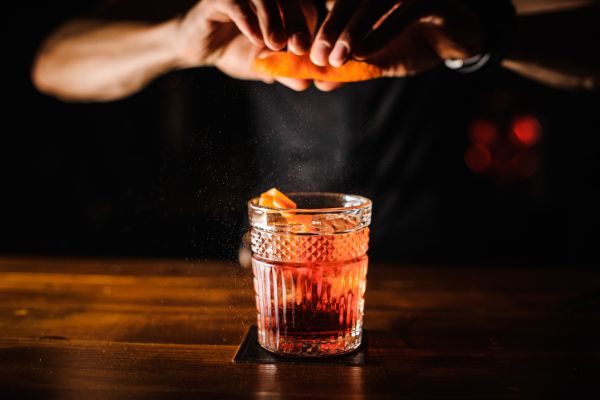 Glyzinienblütenlikör – Kunsthandwerk und Cocktails