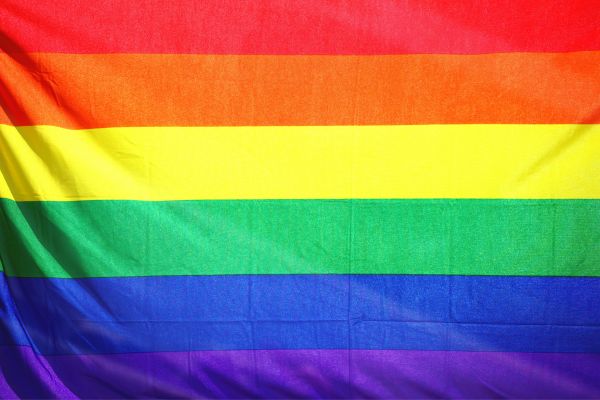 So unterstützen Sie LGBTQIA+-Personen innerhalb und außerhalb Ihrer Organisation